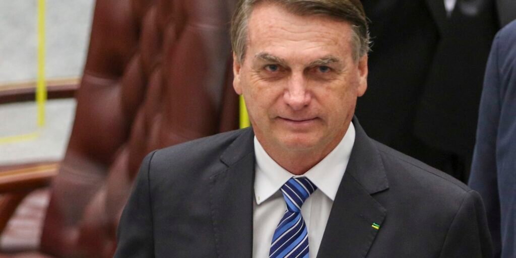 Alexandre de Moraes decide manter Bolsonaro em prisão domiciliar