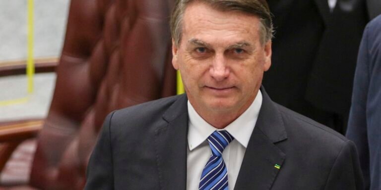 Alexandre de Moraes decide manter Bolsonaro em prisão domiciliar