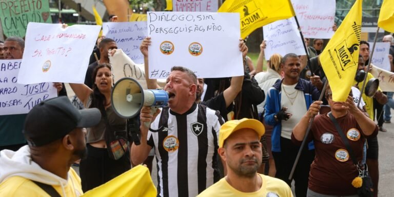Camelôs protestam contra programa da prefeitura no Rio