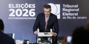 TRE-RJ abre urna para o público e defende segurança do voto eletrônico