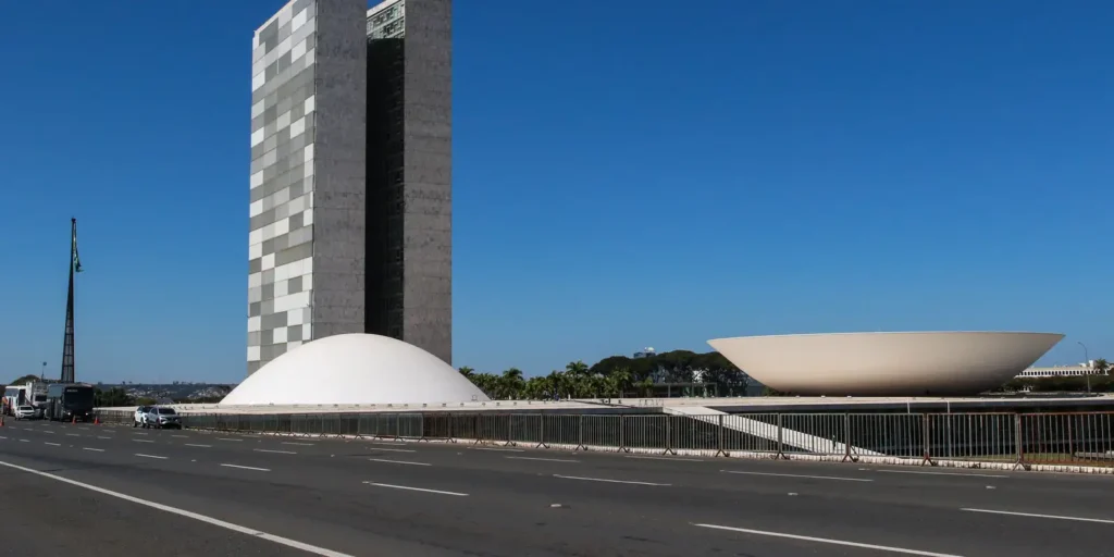 Votação da MP que zera “taxa das blusinhas” é adiada para terça