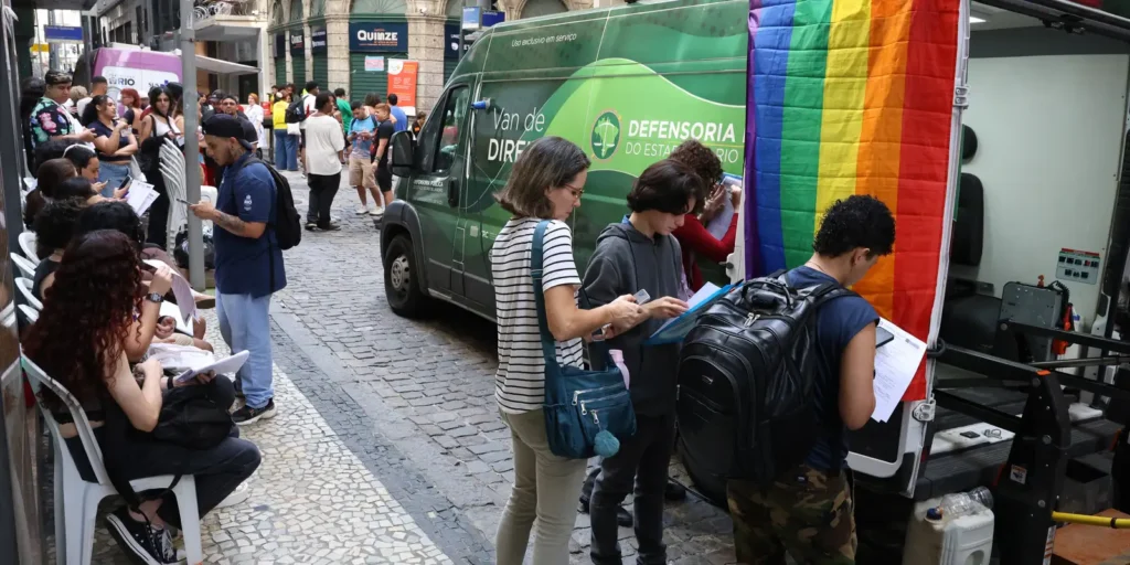 Transexuais e travestis fazem ato no RJ em defesa da democracia