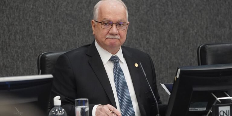 Fachin aguarda explicações para decidir sobre crise entre ministros