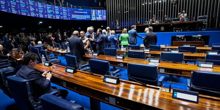 Aziz articula rito especial para levar PEC da escala 6×1 ao plenário