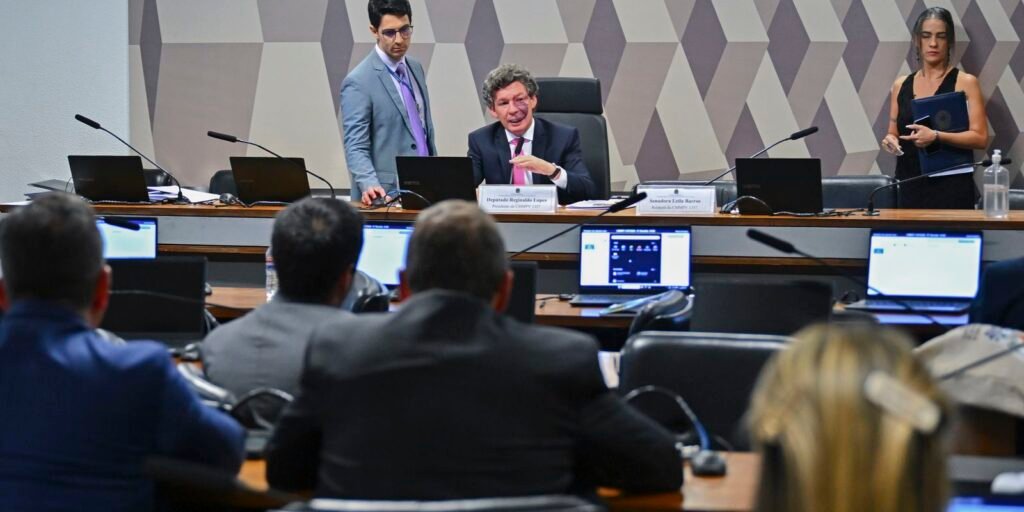 Comissão aprova MP da taxa das blusinhas: texto segue a plenários