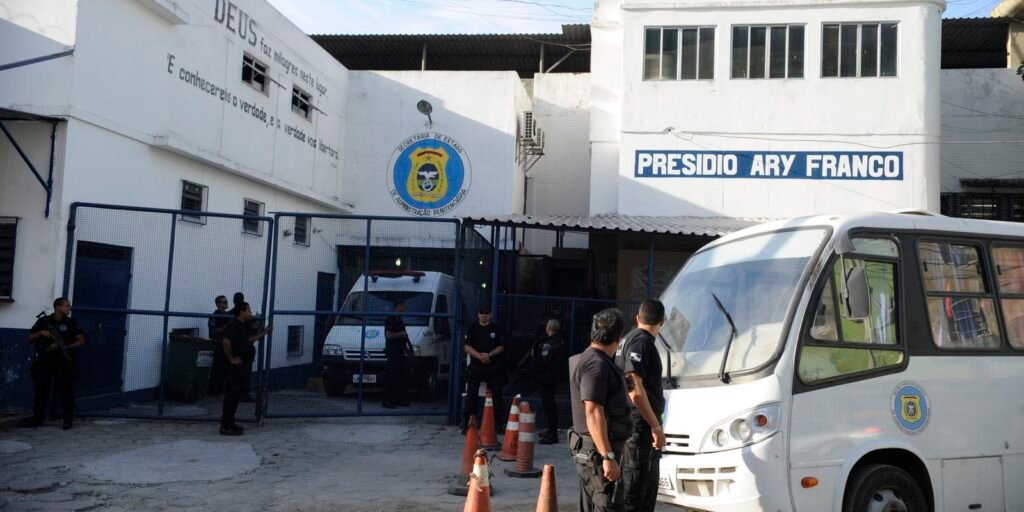 Sistema carcerário transfere bilhões em custos para famílias de presos