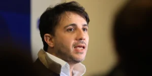 Renan propõe cortes na Previdência e alterar pisos da saúde e educação