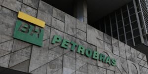 Petrobras batiza primeiro navio a navegar com tripulação 100% feminina